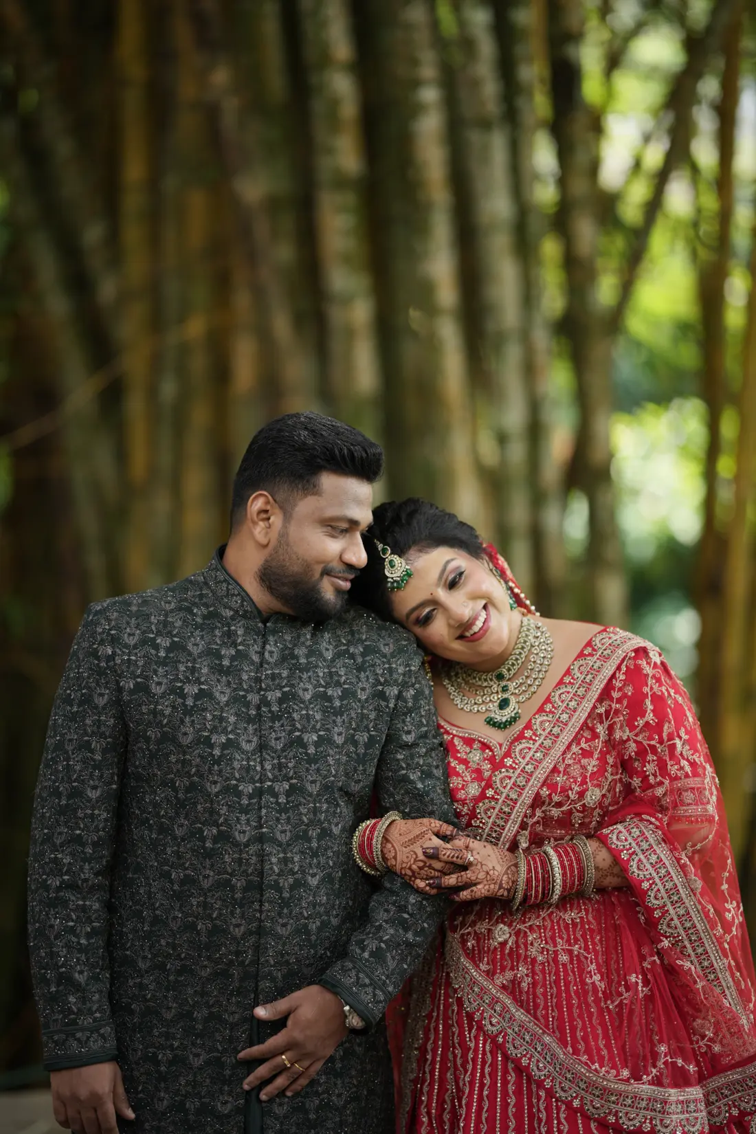 Diya resting her head on Renju's shoulder
